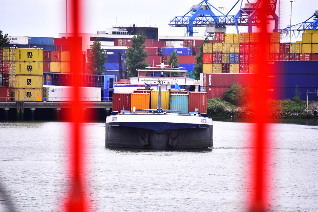 containers per schip barge logistiek binnenvaart DannyCornelissen onbeperkte licentie